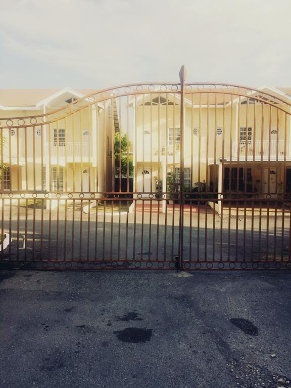 Impeccable Guest Rooms 2 Kingston Exterior foto